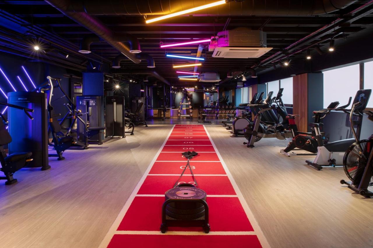 Leonardo Royal Hotel Бирмингам Екстериор снимка The interior of a modern gym