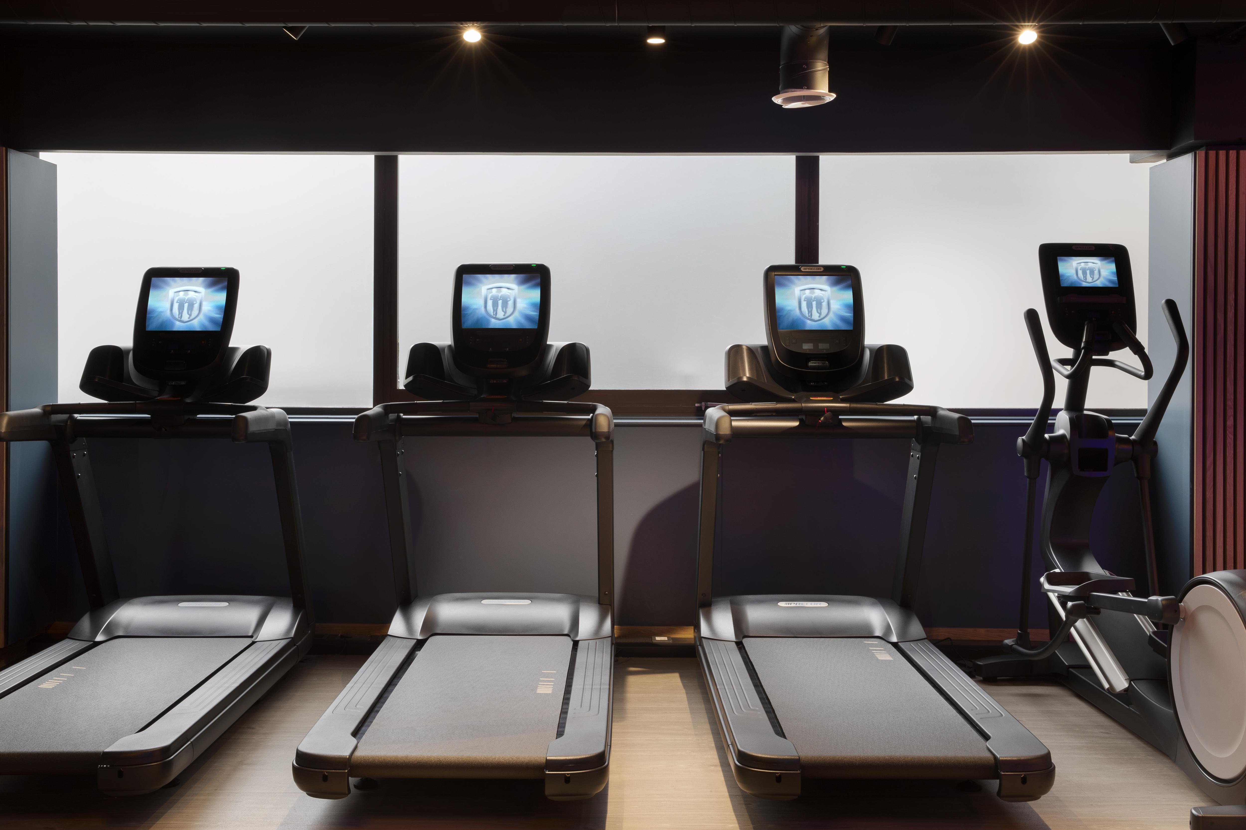 Leonardo Royal Hotel Бирмингам Екстериор снимка Fitness equipment in a gym