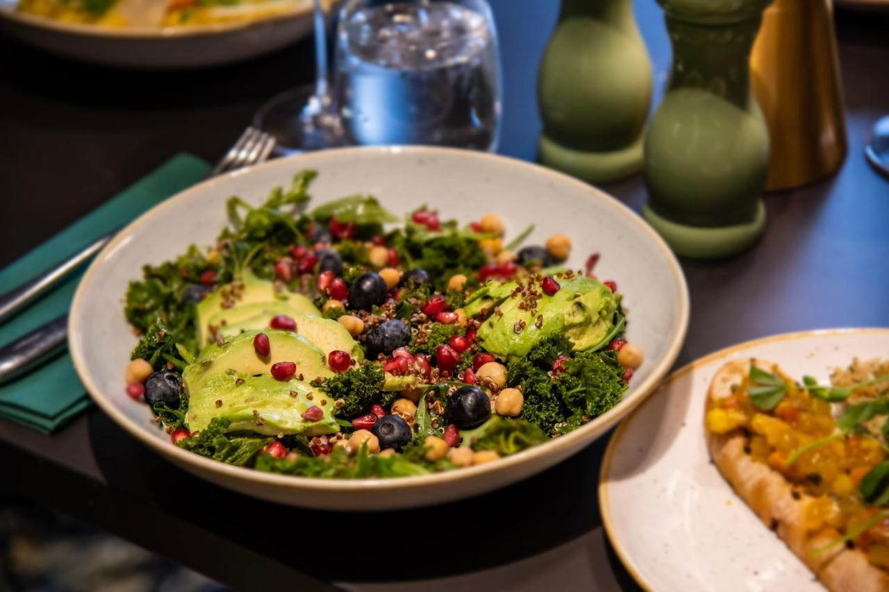 Leonardo Royal Hotel Бирмингам Екстериор снимка Salad with avocado, quinoa, chickpeas, pomegranate seeds, kale, blueberries and blackberries