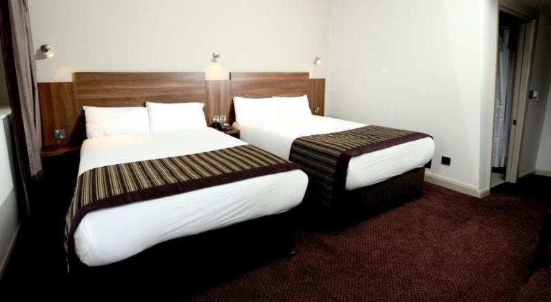 Leonardo Royal Hotel Бирмингам Стая снимка Two beds in a hotel room