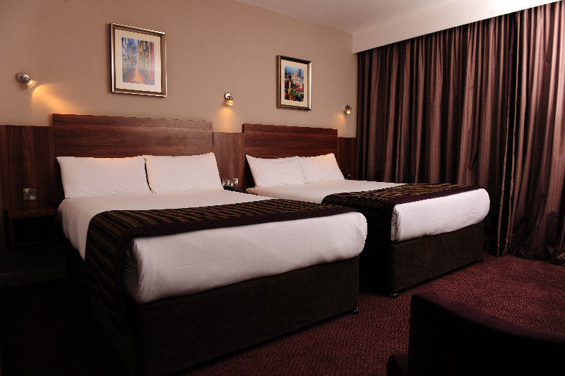 Leonardo Royal Hotel Бирмингам Екстериор снимка Two beds in a hotel room