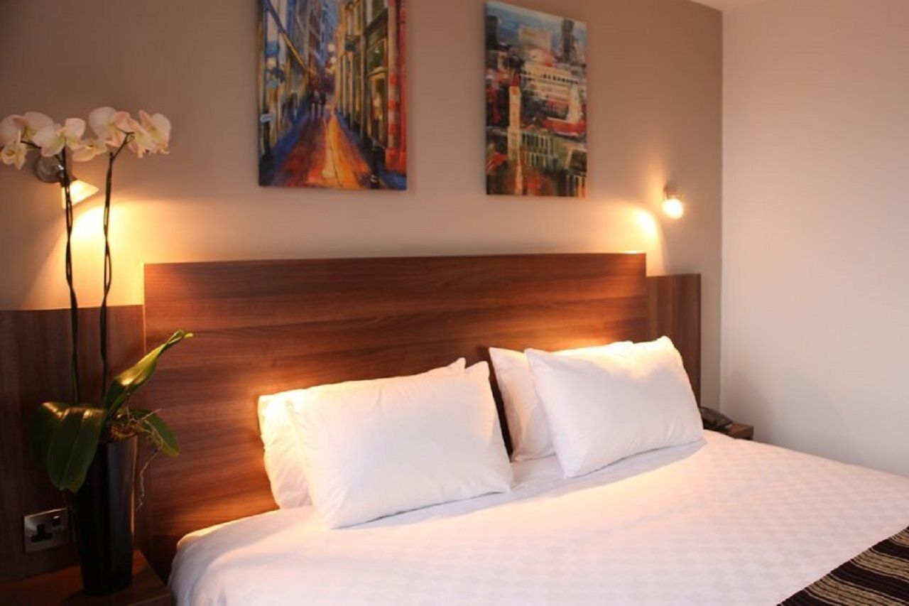 Leonardo Royal Hotel Бирмингам Екстериор снимка A bedroom in a hotel